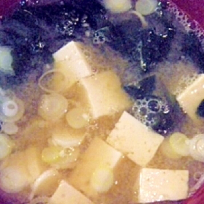 芋と豆腐とワカメのお味噌汁